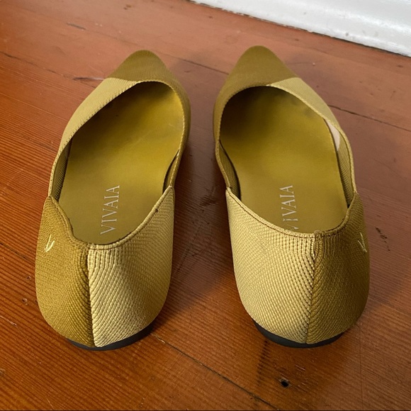 Vivaia Green Valencia Pointed-Toe V-Cut Flats - Picture 2 of 10